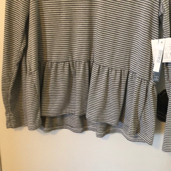 NWT Silverwear size Sm. Grey/white top - Picture 3 of 7